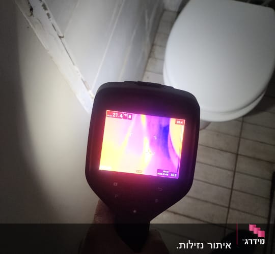 מצלמה תרמית בודקת נזילות בחדר אמבטיה
